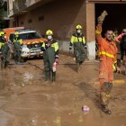 Varios bomberos trabajan para solventar los estragos ocasionados por la DANA, a 4 de noviembre de 2024, en Benetússer