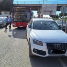 Coche que obstaculizaba el paso de autobuses