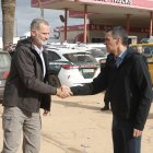 El Rey Felipe VI saluda a Pedro Sanchez, a su llegada a Paiporta este domingo.