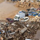 Basura, escombros y coches depositados en un descampado de Alfafar.