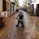 Un hombre pasea entre los estragos de la DANA, a 5 de noviembre de 2024, en Sedavi, Valencia, Comunidad Valenciana (España).