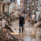 Un voluntario en medio de Paiporta desolada por la DANA