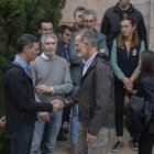 El Rey Felipe VI saluda al presidente del Gobierno, Pedro Sánchez, durante su visita al centro del 112