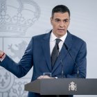 El presidente del Gobierno, Pedro Sánchez, Interviene durante una rueda de prensa, posterior al Consejo de Ministros, en el Palacio de La Moncloa, a 5 de noviembre de 2024, en Madrid (España). El Consejo de Ministros ha aprobado hoy un paquete de ayudas económicas, laborales y fiscales, junto con la declaración de zona gravemente afectada por una emergencia de Protección Civil para aquellos lugares de la Comunidad Valenciana, Castilla-La Mancha, Andalucía, Cataluña y Aragón que se han visto más golpeados por la DANA.

A. Pérez Meca / Europa Press
05 NOVIEMBRE 2024;RUEDA DE PRENS;RDP;COMPARECENCIA;
05/11/2024