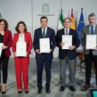 La secretaria general de CCOO-A, Nuria López ;la consejera de Empleo, Rocío Blanco; el presidente de la Junta de Andalucía, Juanma Moreno; el presidente de la CEA, Javier González Lara; y el secretario general de UGT-A, Oskar Martín.