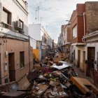 Escombros y basura acumulados en la calle, a 5 de noviembre de 2024, en Catarroja, Valencia, Comunidad Valenciana (España