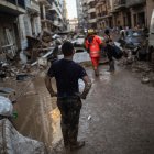 Varias personas limpian los estragos ocasionados por la DANA en Algemesí, Valencia.