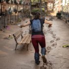 Una mujer anda entre el barro en el cementerio de Alfafar