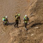 Agentes de la Guardia Civil buscan víctimas en una zona afectada por la DANA, en el barranco del Poyo, a 6 de noviembre de 2024