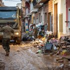 Militares en las calles de Valencia arrasadas por la DANA