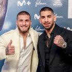 Aleksandre Topuria junto a su hermano Ilia en la premier de su documental