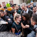 El Rey Felipe VI y la Reina Letizia durante su visita a una zona afectada por la DANA, a 3 de noviembre de 2024, en Paiporta, Valencia, Comunidad Valenciana (España)