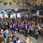 Centenares de vecinos y visitantes se ha reunido en la tarde de hoy viernes ante la tribuna instalada en la confluencia de las calles Martínez Alejos con Gambo