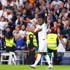 Vinicius celebra un gol ante Osasuna en el Bernabeú.