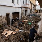 Voluntarios limpian los desperfectos ocasionados por la DANA en Paiporta