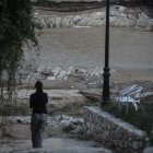 Una persona camina por Sot de Chera, a 7 de noviembre de 2024, en Valencia, Comunidad Valenciana