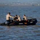 Agentes de la Armada buscan a los desaparecidos en La Albufera, en el día 13 tras el paso de la DANA por Valencia