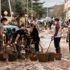 Voluntarios ayudan con los desperfectos de la DANA en Paiporta (Valencia)