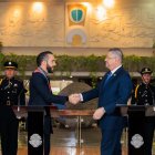 El presidente de El Salvador, Nayib Bukele, y el de Costa Rica, Rodrigo Chaves

REMITIDA / HANDOUT por PRENSA PRESIDENCIAL DE EL SALVADOR
Fotografía remitida a medios de comunicación exclusivamente para ilustrar la noticia a la que hace referencia la imagen, y citando la procedencia de la imagen en la firma
12/11/2024