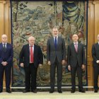 (Foto de ARCHIVO)
El Rey Felipe VI recibe en audiencia a una representación de la Fundación de Estudios de Economía Aplicada (FEDEA), en el Palacio de la Zarzuela, a 17 de octubre de 2024, en Madrid (España). La Fundación sigue de forma activa y crítica la política social y económica nacional y europea y trata de informar el debate público sobre su diseño. El próximo año cumple 40 años.

Marta Fernández / Europa Press
17/10/2024