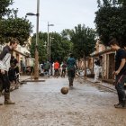 Dos chicos juegan al fútbol en Alfafar, a 8 de noviembre de 2024, en Valencia