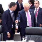 Donald Trump le señala a Pedro Sánchez su sitio en la cumbre del G20 en Osaka en 2019.