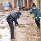 Agente de Policía Local ayudando en una zona afectada por la DANA