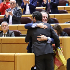 Los senadores Juan Antonio Sagredo (PSOE) y Gerardo Camps (PP) se abrazan en el Senado.