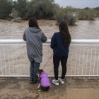 Varias personas observan la crecida del río Magre, a 29 de octubre de 2024, en Alfarp,