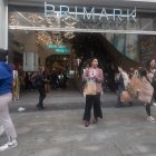 Gente comprando en un centro comercial de Madrid.