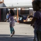 Varios niños vuelven a las clases en el Colegio de Amparo Albau