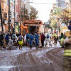 Decenas de personas en una de las zonas afectadas por la DANA, a 10 de noviembre de 2024, en Massanassa.