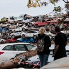 Coches amontonados en una zona afectada por la DANA, a 16 de noviembre de 2024, en Sedaví.