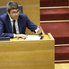 El presidente de la Generalitat, Carlos Mazón, durante una sesión plenaria, en Les Corts Valencianes