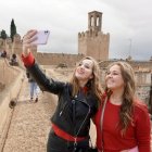 (Foto de ARCHIVO)
Dos turistas se hacen una foto en la Alcazaba con la Torre de Espantaperros de fondo.

REMITIDA / HANDOUT por AYUNTAMIENTO DE BADAJOZ
Fotografía remitida a medios de comunicación exclusivamente para ilustrar la noticia a la que hace referencia la imagen, y citando la procedencia de la imagen en la firma
14/11/2024