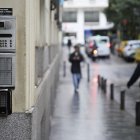 (Foto de ARCHIVO)
Telefonillo de un bloque de viviendas, a 29 de octubre de 2024, en Madrid (España). Almeida, ha informado este martes, 29 de octubre, que presentará en dos semanas el Plan Especial de Protección del Ámbito Residencial en la Ciudad de Madrid con el objetivo de "generar más vivienda en el centro de Madrid y también regular de manera definitiva las viviendas de uso turístico (VUT)" Dentro del plan se prohibirán las viviendas de uso turístico que están diseminadas en comunidades de propietarios, además de permitir la transformación de edificios dotacionales de uso privado en edificios residenciales en el centro de Madrid, siempre que estén destinadas a viviendas de carácter asequible.

Jesús Hellín / Europa Press
29 OCTUBRE 2024;VIVIENDA;
29/10/2024