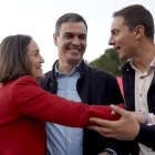 Reyes Maroto, Pedro Sánchez y Juan Lobato