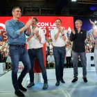 (Foto de ARCHIVO)
El secretario general del PSOE y presidente del Gobierno, Pedro Sánchez (1i), la candidata socialista a las elecciones europeas, vocal de la CEF-PSOE, vicepresidenta tercera y ministra para la Transición Ecológica y el Reto Demográfico, Teresa Ribera (1d), y el expresidente del Gobierno, José Luis Rodríguez Zapatero (2d), y el portavoz del PSOE en la Asamblea de Madrid, Juan Lobato (c) participan en el acto de cierre de campaña en Fuenlabrada, a 7 de junio de 2024, en Fuenlabrada, Madrid (España). Pedro Sánchez se ha desplazado al municipio de Fuenlabrada para poner fin a la campaña de su partido con motivo de las elecciones europeas de este domingo, 9 de junio.

Alejandro Martínez Vélez / Europa Press
07 JUNIO 2024;ELECCIONES EUROPEAS;FIN DE CAMPAÑA;ELECCIONES;CAMPAÑA;9J;COMICIOS;CIERRE DE CAMPAÑA;VOTACIONES;PSOE;MITIN;PRESIDENTE;
07/6/2024