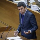 El presidente Carlos Mazón en Les Corts.