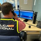(Foto de ARCHIVO)
Agente de la Policía Nacional alertando de los peligros de las estafas telefónicas.