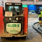 Maquinaria limpiando las calles afectadas por la DANA en Catarroja