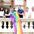 Concejales de Compromís intentan colocar la bandera LGTB en el Ayuntamiento de Valencia