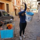 Dos voluntarias reparten comida a personas de la tercera edad que no pueden salir de sus casas en Paiporta