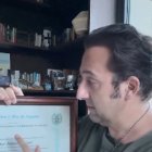 Iker Jiménez, mostrando su título de licenciado en Ciencias de la Información.