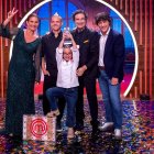 La ganadora de "MasterChef Junior 10" junto a los jueces y a Dabiz Muñoz