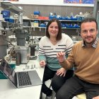 Los investigadores Lucila Paola Maiorano y José Miguel Molina en el laboratorio de Química Inorgánica de la UA.