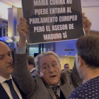 El eurodiputado de Vox, Hermann Tertsch, protesta por la presencia de Zapatero en Bruselas.