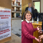 A la izquierda, carteles frente a la casa consistorial contra la moción, a la derecha, Amparo Fort entrega la vara de mando al socialista Ernesto Navarro