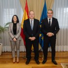 De izquieda a derecha: la secretaria de Estado de Industria, Rebeca Torró; el ministro de Industria y Turismo, Jordi Hereu y el presidente de la Asociación Nacional de Fabricantes de Automóviles, Josep María Recasens.