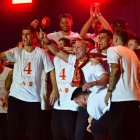 (Foto de ARCHIVO)
Luis de la Fuente junto a los jugadores durante la celebración de la victoria en la Eurocopa de la selección española de fútbol, a 15 de julio de 2024, en Madrid (España)

Óscar Ortiz / Europa Press
DEPORTE;FIESTA;FÚTBOL;GENTE
16/7/2024